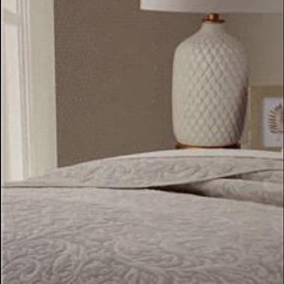 Tahari Home Bedding Tahari Home Skyler Queen Reversible Coverlet